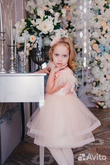 Детское платье с перьями