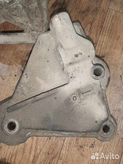 Кронштейн двигателя Dodge Caravan 3