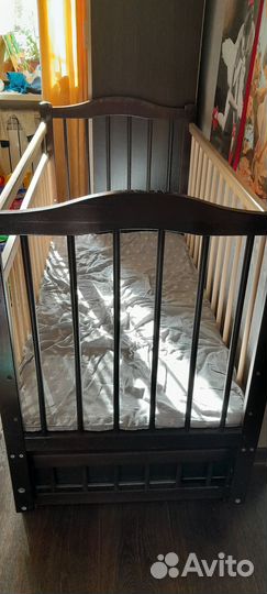 Детская кроватка с маятником и ящиком