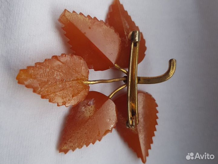 Брошь старинная янтарь