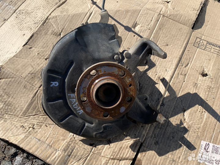 Поворотный кулак правый skoda fabia