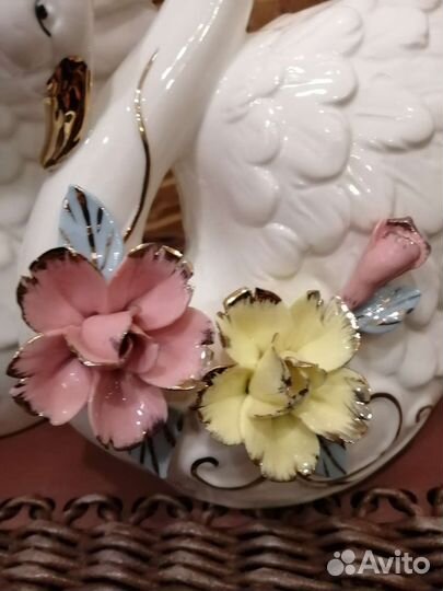 Фарфоровая статуэтка пара лебедей