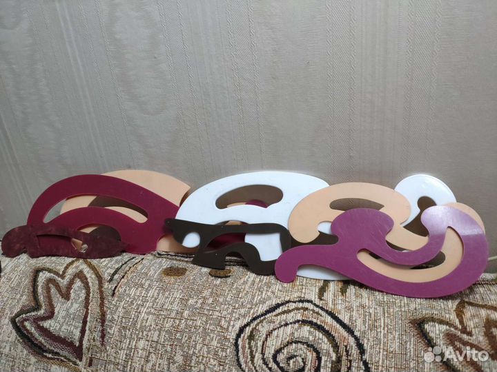 Лекала, линейки, трафареты, перья и другое