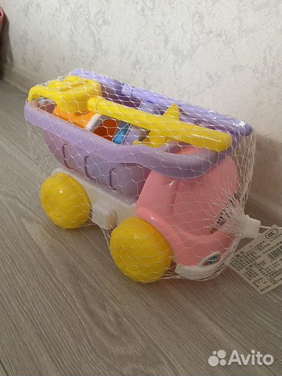 Игрушечный автомобиль