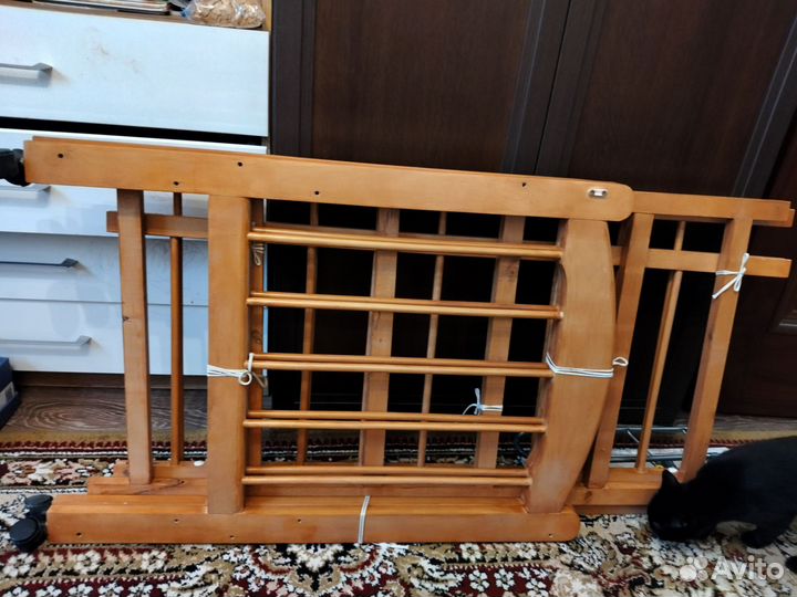 Детская кроватка на колесиках