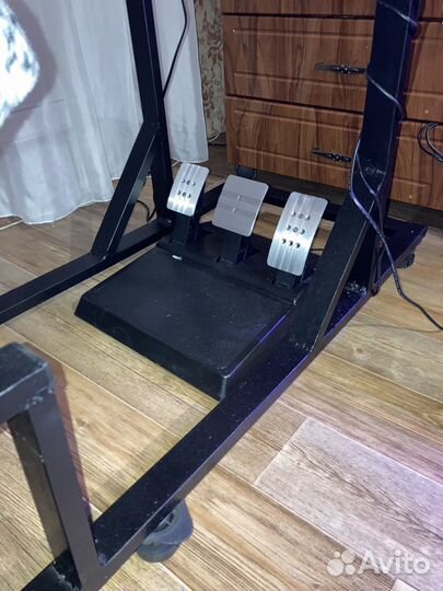 Кок-пит и игровой руль thrustmaster T300RS