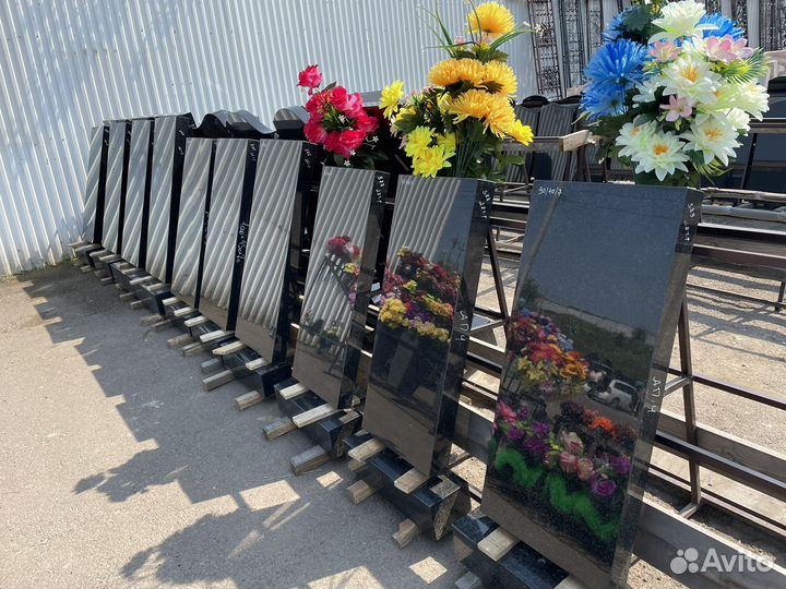 Продавец искусственные цветы и памятники