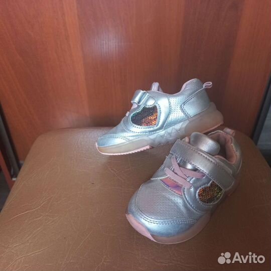 Кроссовки для девочки 23,26,27 размеры