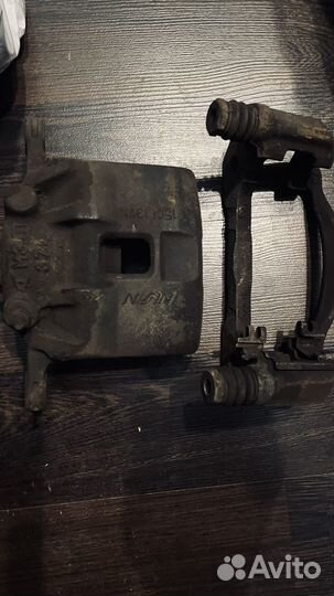 Передние торомзные суппорта Хонда Фит GD4