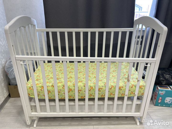 Кровать детская топотушки с маятником и матрасом