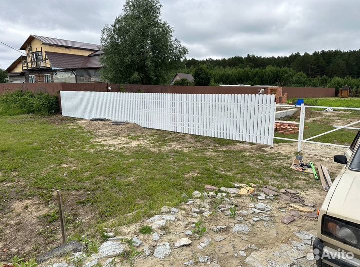 Забор из металлического штакетника