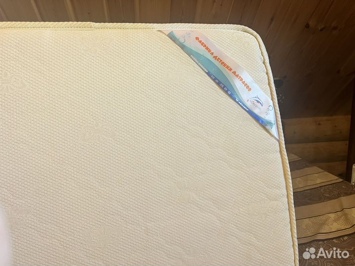 Детская кроватка с маятником