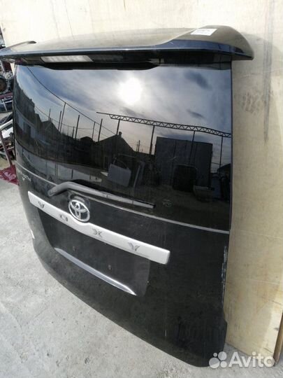Дверь багажника Toyota Voxy ZRR70