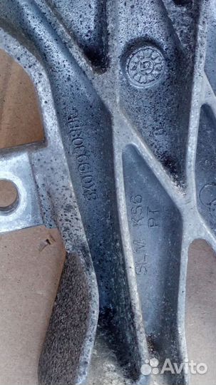 Опора двигателя правая Audi A4 A5 2.0 TD