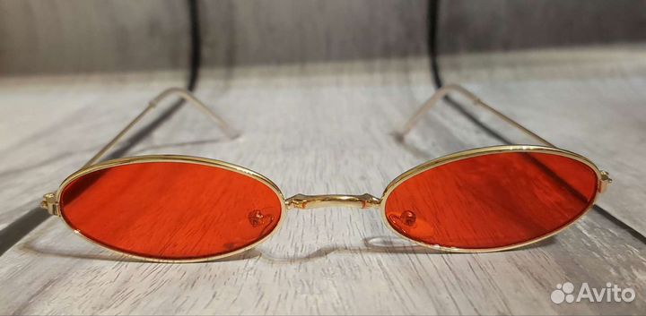 Очки с овальными стёклами красные