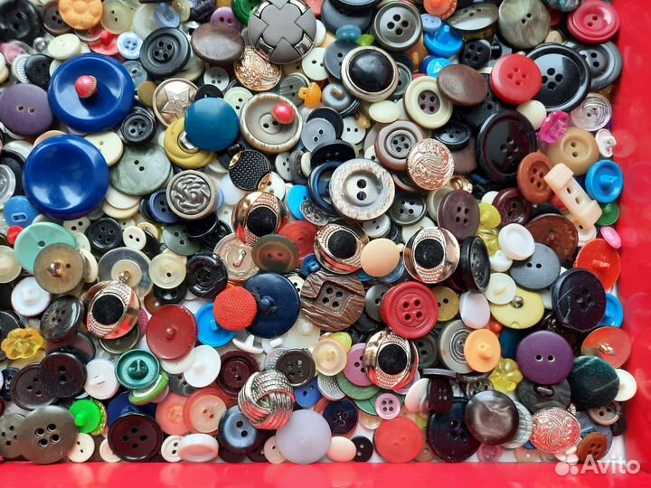 Пуговицы 1970-2000 годы объём 2 литра цена за всё