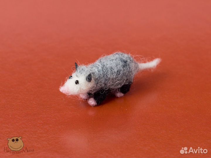 Опоссум миниатюрная фигурка из шерсти войлочная