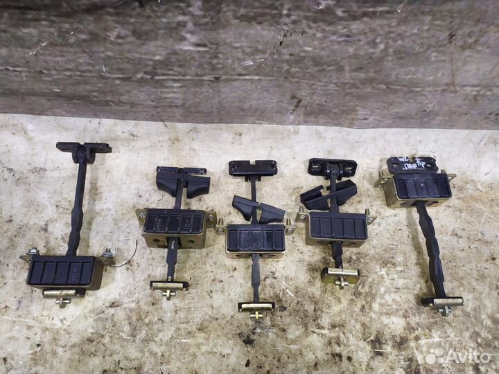 Ограничитель двери mercedes W211 2117200116