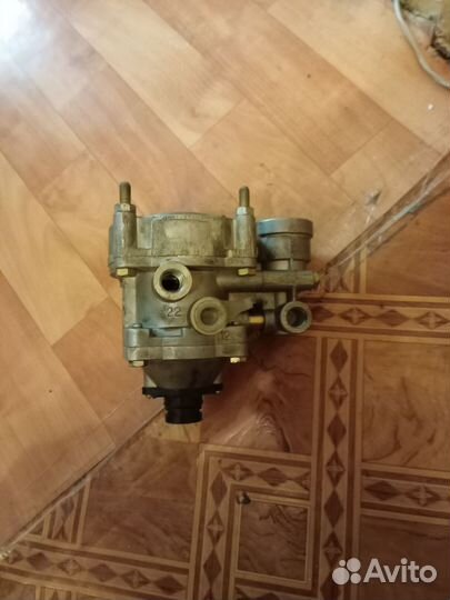 Клапан управления тормозами прицепа двухпроводной