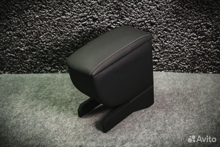 Подлокотник Toyota Corolla Spacio 2001-2007г