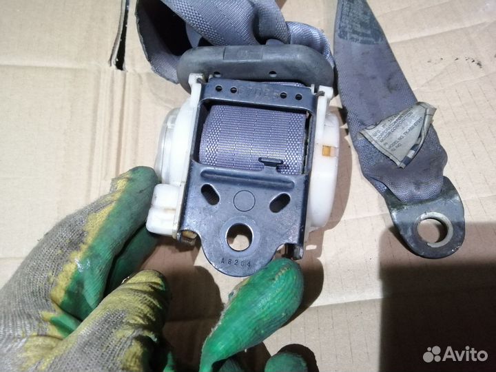 Ремень безопасности задний Toyota Land Cruiser 100