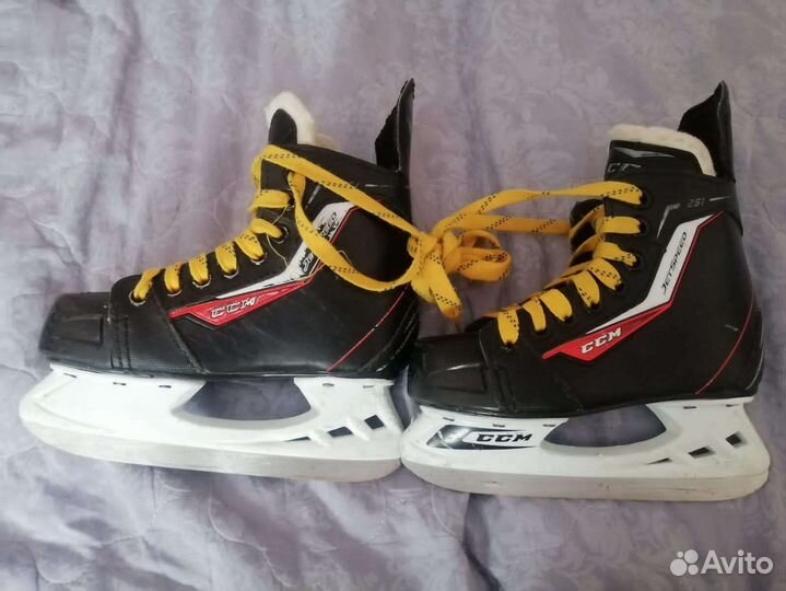Коньки хоккейные