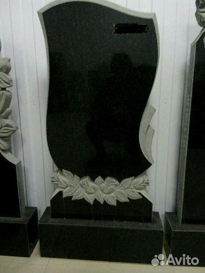 Памятники на Большой Садовой, д.28