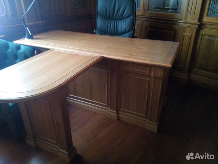 Деревянные кабинеты, столы из массива