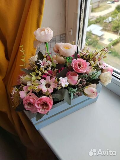Декоративная композиция цветы в ящике