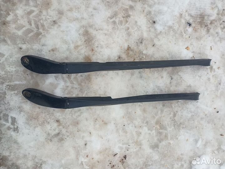 Поводок стеклоочистителя передний пр и лев Audi A8