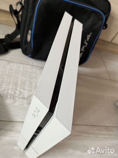Sony PlayStation 4 + 2 геймпада White