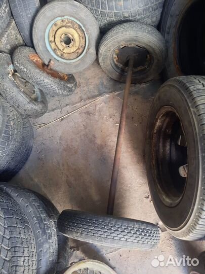 Колеса с осью для садовой стротельной тачки