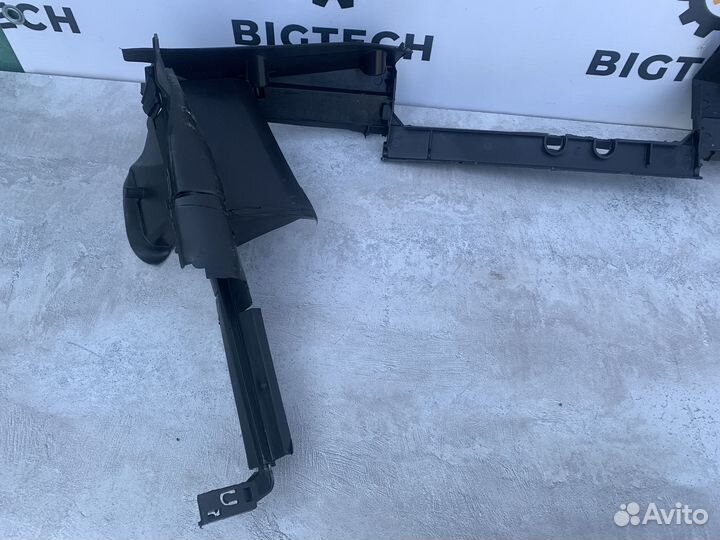 Дефлектор радиатора Mercedes A2215000816