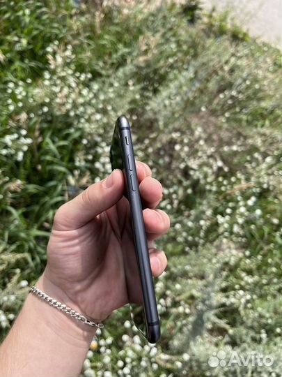 Телефон iPhone 8