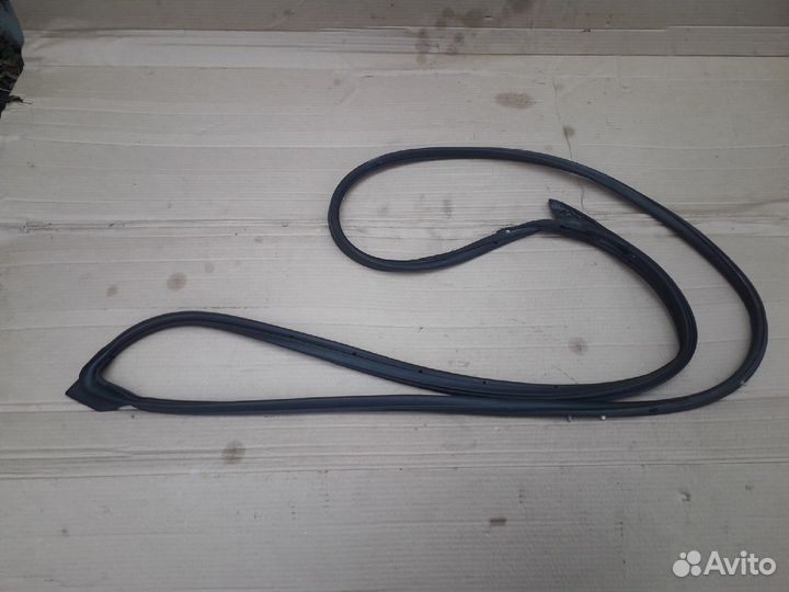 Уплотнитель двери передней левой Mazda 3bl