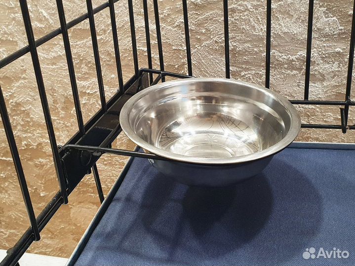 В клетки для собак миска