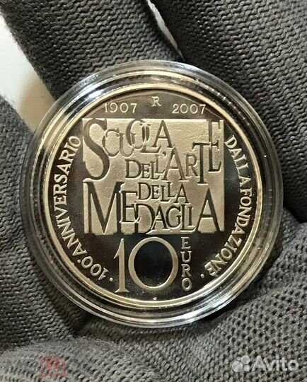 Интересные коллекционные монеты в капсулах