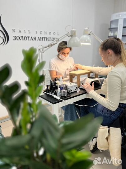 Инструктор по маникюру и педикюру