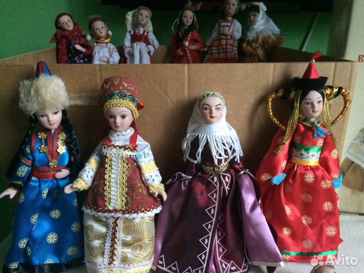 Куклы фарфоровые ручной работы в народных костюмах