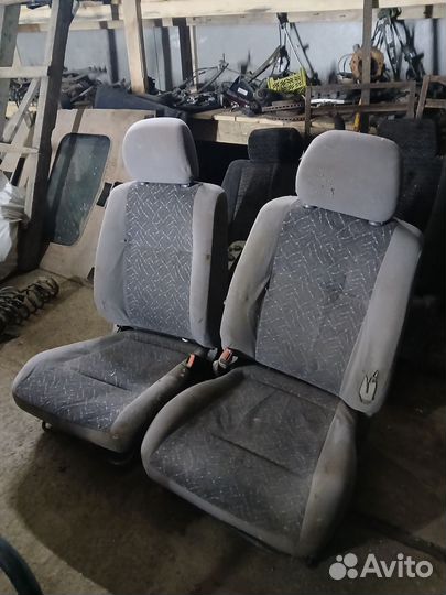 Передние сиденья nissan primera P 11