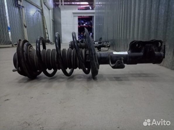 Toyota Camry 70 стойка амортизатора передняя права