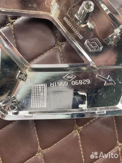 Эмблема передней решетки Рено Аркана