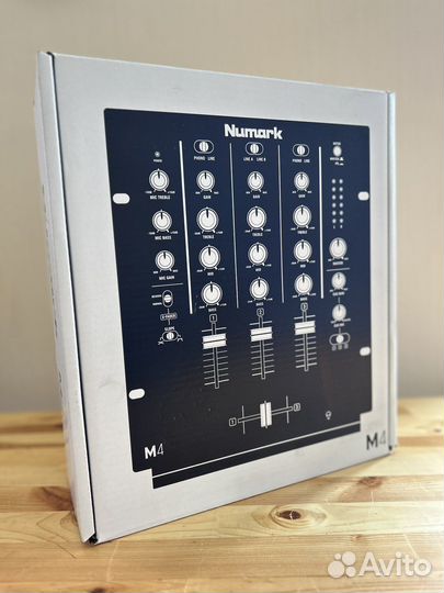 Микшерный пульт Numark M4