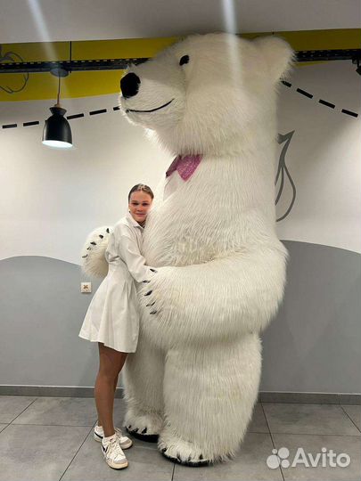 Огромный Белый Мишка