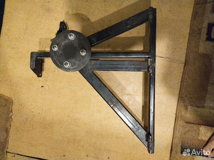 Кронштейн запаски на LADA largus