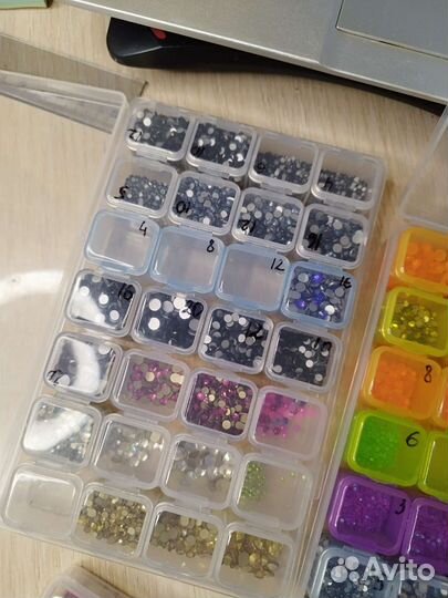 Стразы разных цветов и размеров