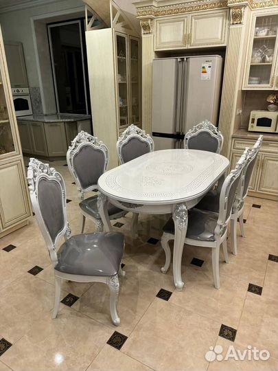 Кухонный стол и стулья новые