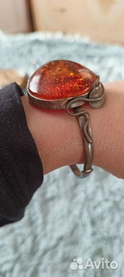 Серебряный браслет с янтарем