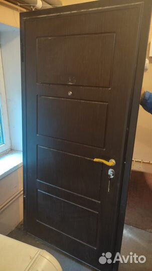 Продам металлическую дверь