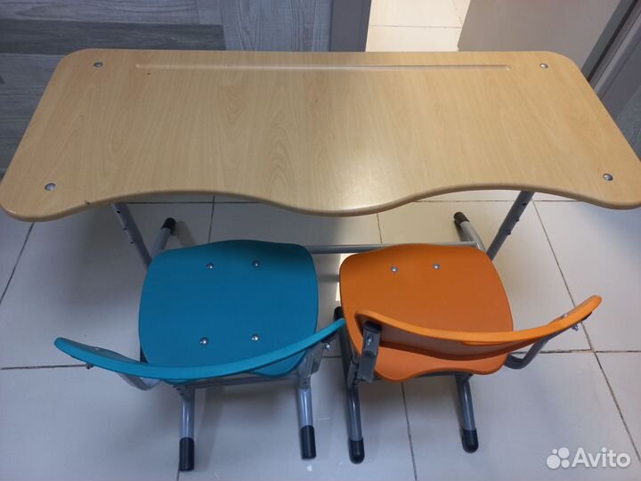 Школьная парта и стулья